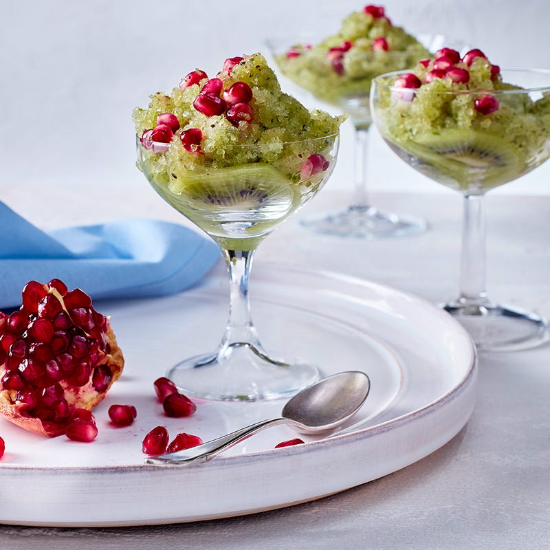 Kiwi-Gurken-Granita mit Granatapfel