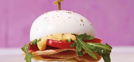 Sandwich van ei met gerookte kalkoenfilet
