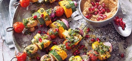 Brochettes de légumes grillés avec crème d'aubergine fumée