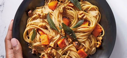 Volkorenspaghetti met flespompoen en walnoten