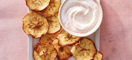 Appelchips met kaneel-yoghurtdip