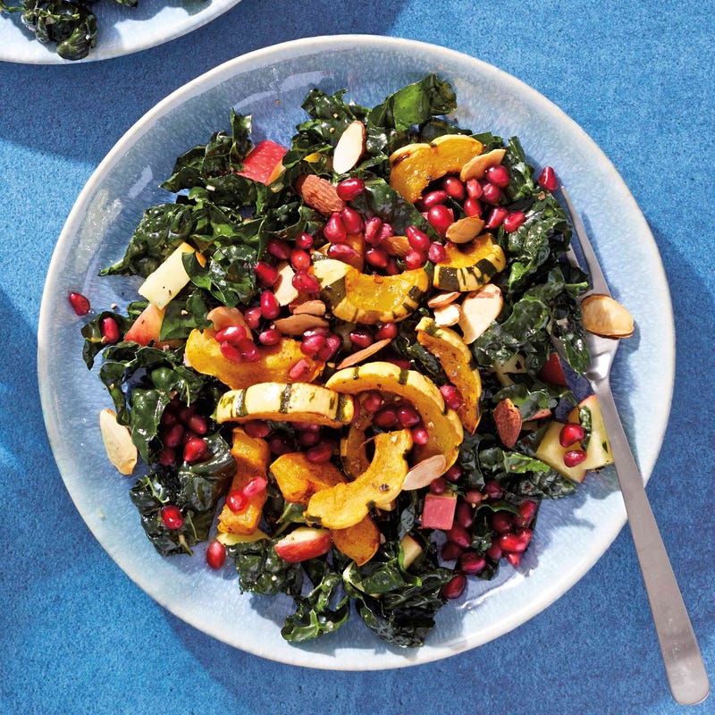 Foto van Boerenkoolsalade met geroosterde pompoen, granaatappelpitjes en amandelschaafsel door WW