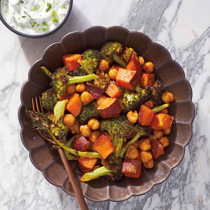 Foto van Zoete aardappel met broccoli en kikkererwten van de bakplaat door WW