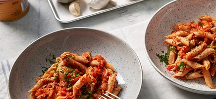 Pasta med tomat- och tonfisksås