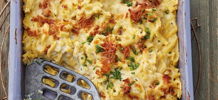 Käsespätzli-Blumenkohl-Auflauf mit Salat