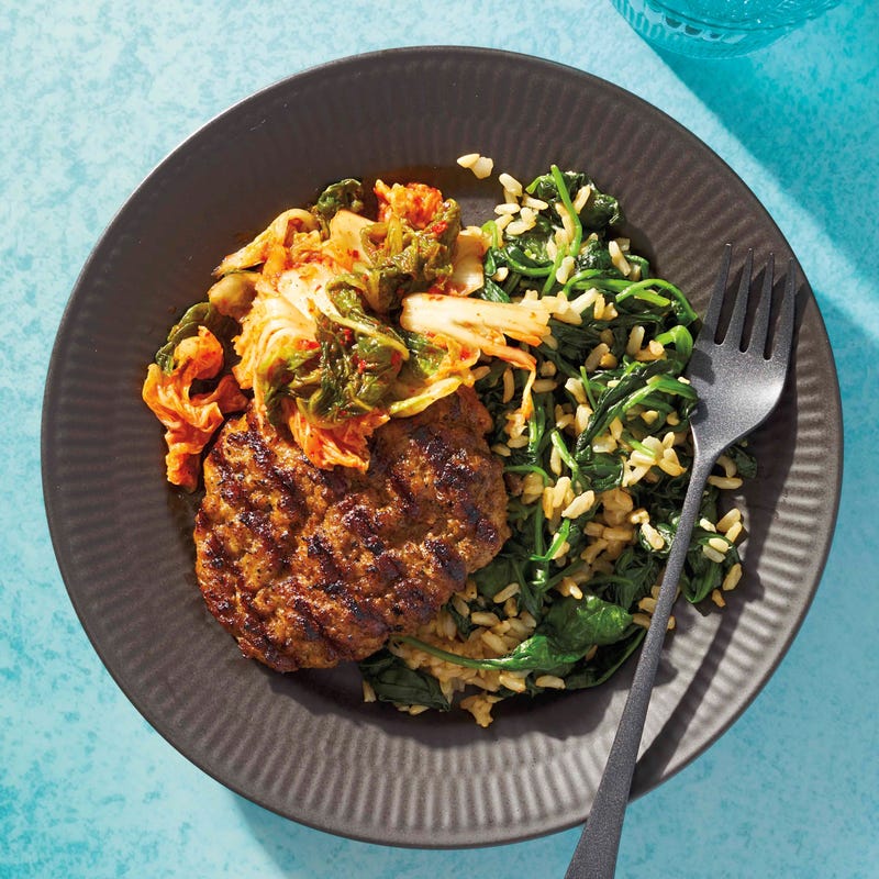 Foto van Gegrilde hamburgers met knoflookrijst en kimchi door WW