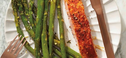 Zalm en groene asperges van de bakplaat