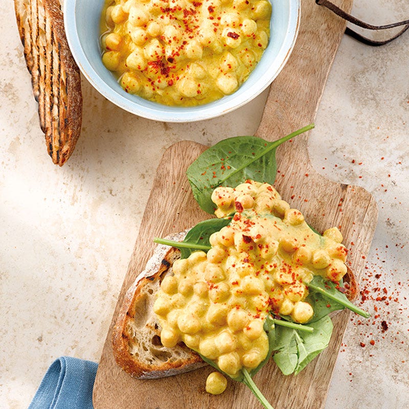 Sauerteigbrot mit Kichererbsen-Curry-Salat