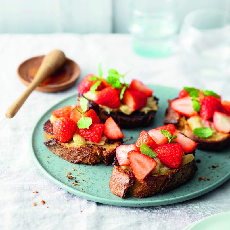 Photo de Pain perdu à la rhubarbe et aux fraises prise par WW