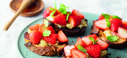 Pain perdu à la rhubarbe et aux fraises