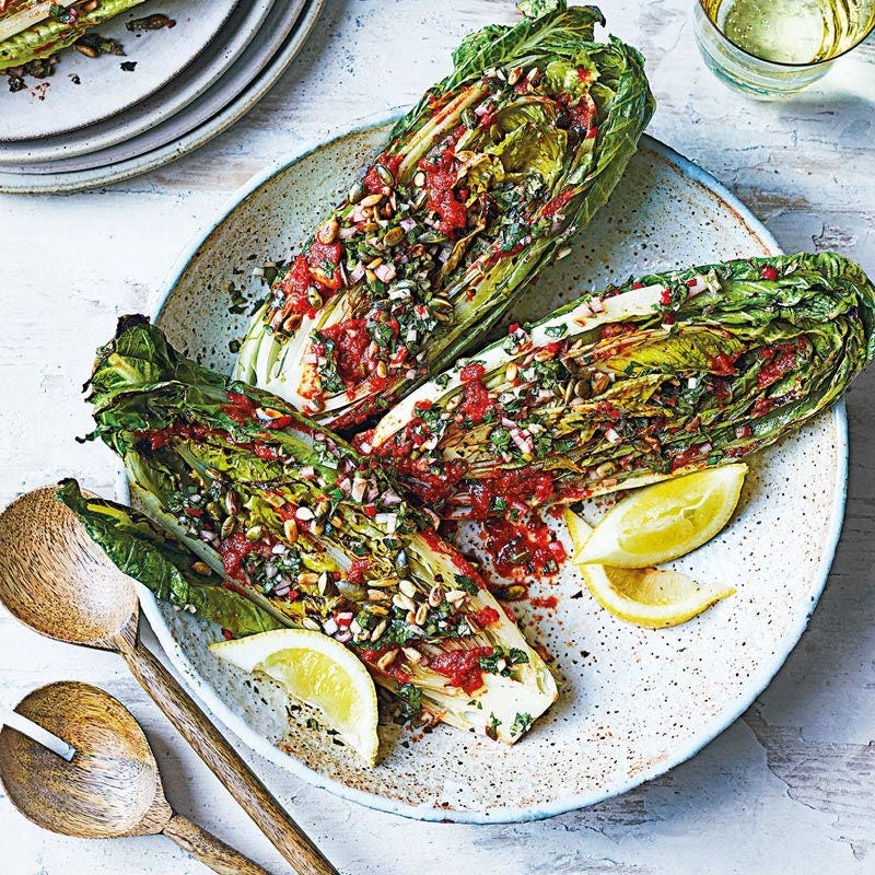 Gegrillter Romanasalat mit rotem Pesto