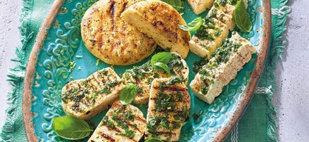 Trois fromages grillés avec marinade aux herbes
