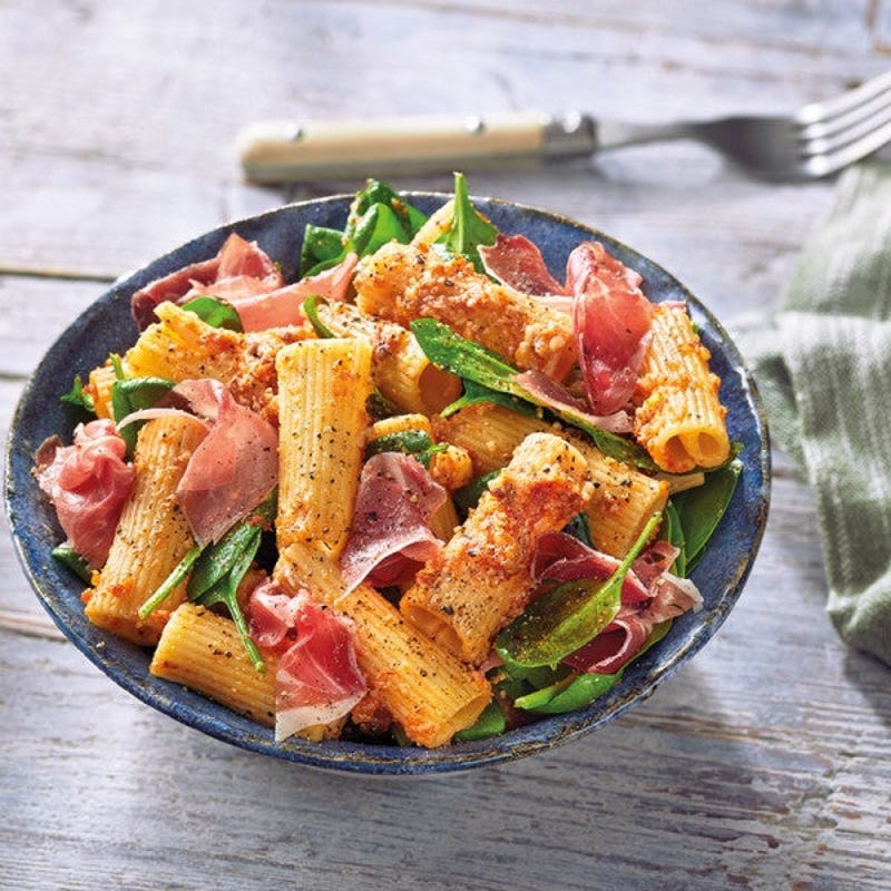 Pesto-Nudel-Salat mit Serranoschinken