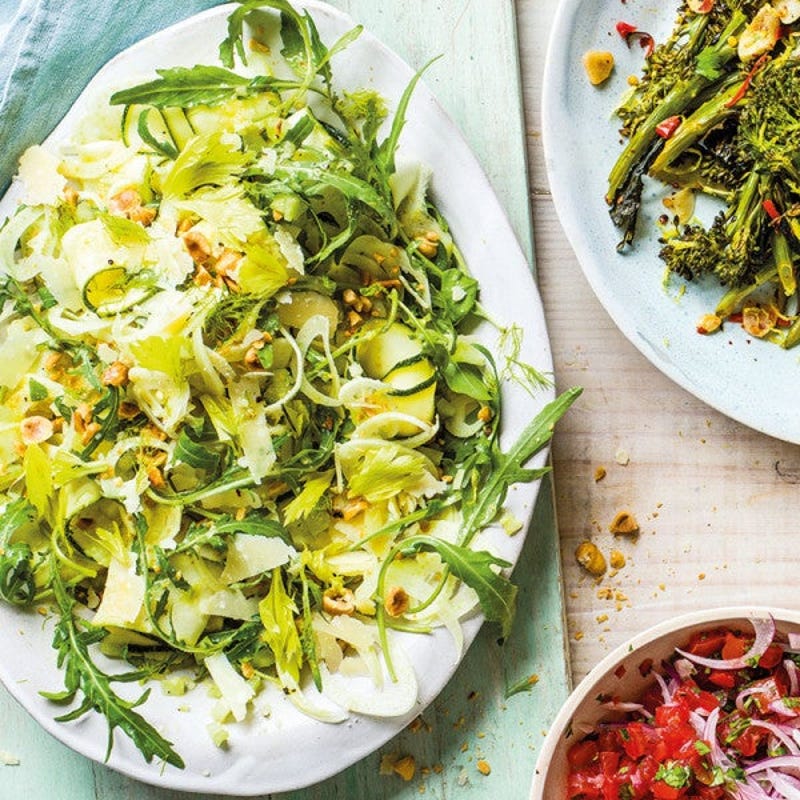 Grüner Salat mit Haselnüssen