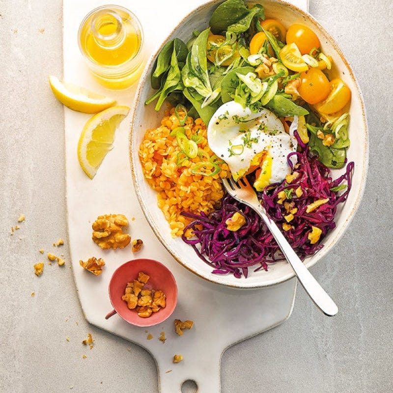 Buddha-Bowl mit Linsen und Ei