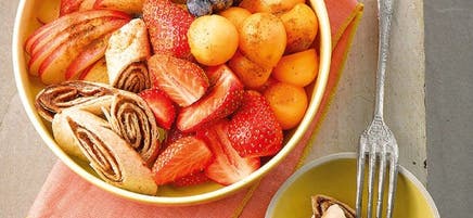 Bowl aux fruits et wrap roulé