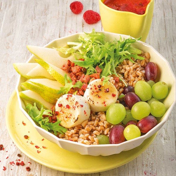 Fruchtige Dinkel-Bowl mit Ziegenkäse