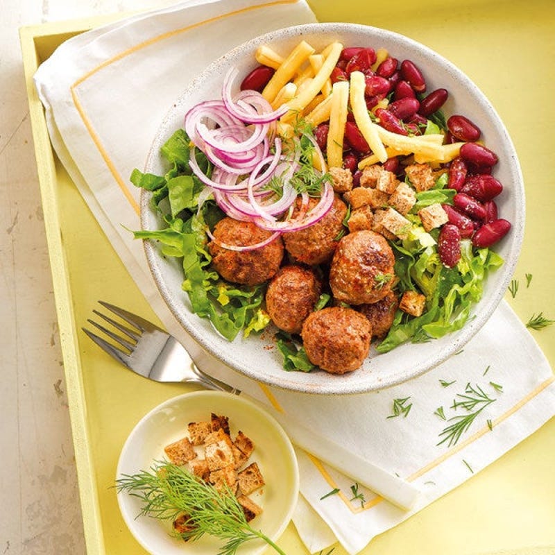 Hacktätschli-Bowl mit Croûtons, Frikadellen-Bowl mit Croûtons
