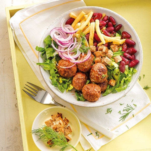 Hacktätschli-Bowl mit Croûtons, Frikadellen-Bowl mit Croûtons