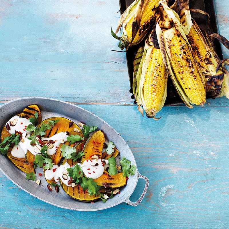 Gegrillter Maiskolben mit Tomaten-Chili-Sauce