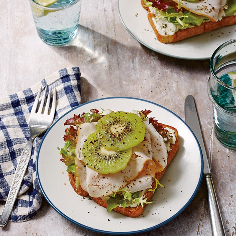 Kiwi-Toast mit Putenbrust