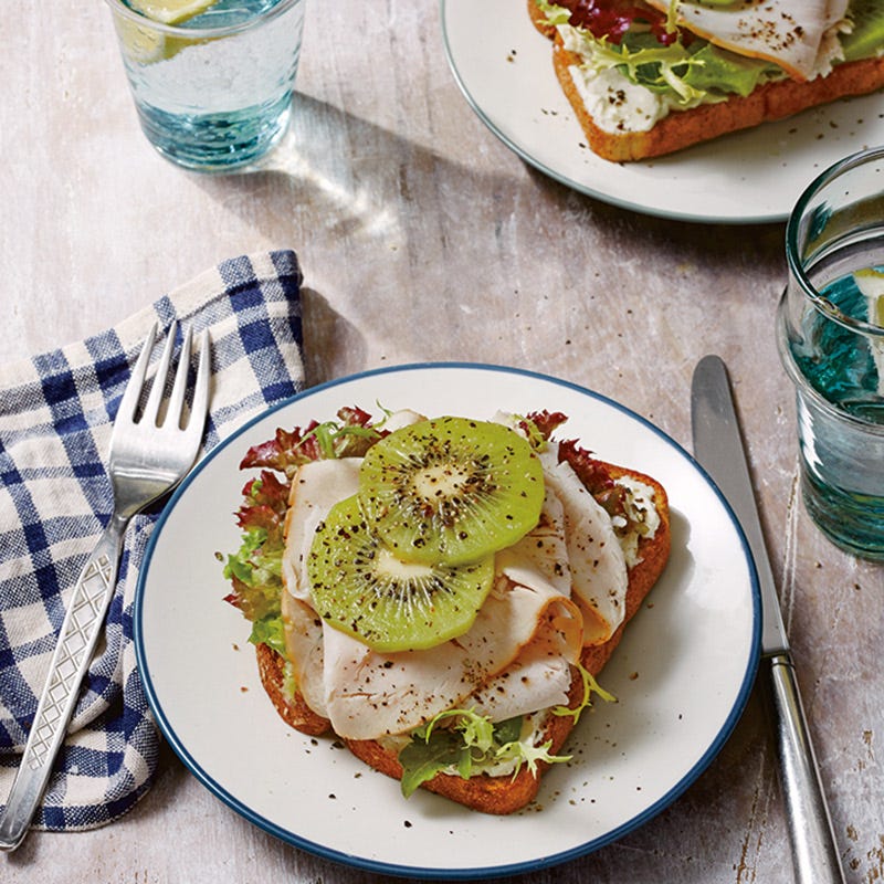 Kiwi-Toast mit Putenbrust