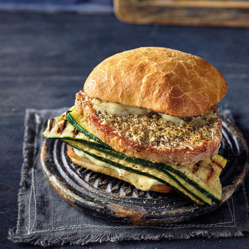 Parmesan-Schnitzel-Burger mit Grillzucchini