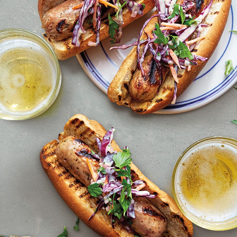 Geflügel-Hot-Dog mit Dijon-Krautsalat