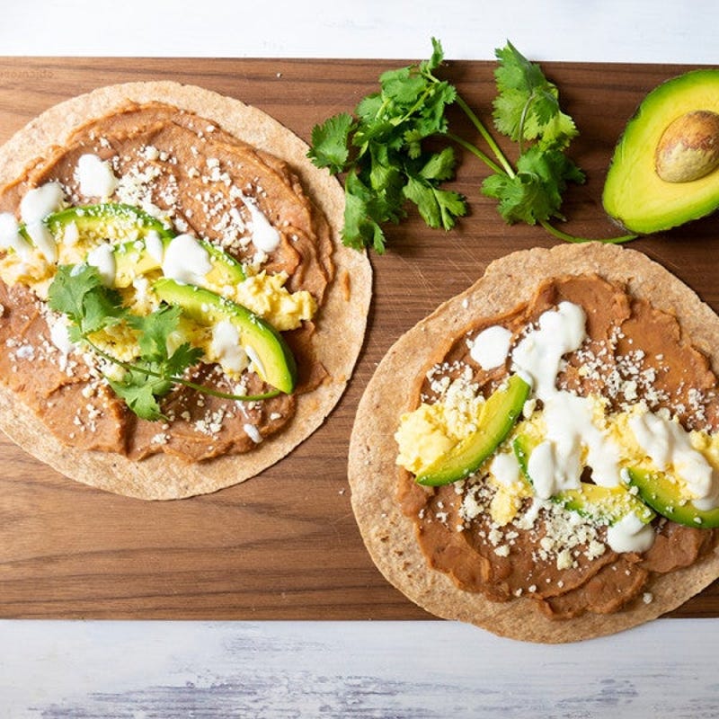 Photo de Tortillas farcies aux œufs, aux haricots frits et à l’avocat par WW