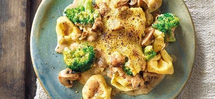 Gratin de tortellinis avec brocoli et sauce aux champignons