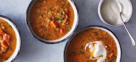 Tomaten-Linsen-Suppe mit Joghurt