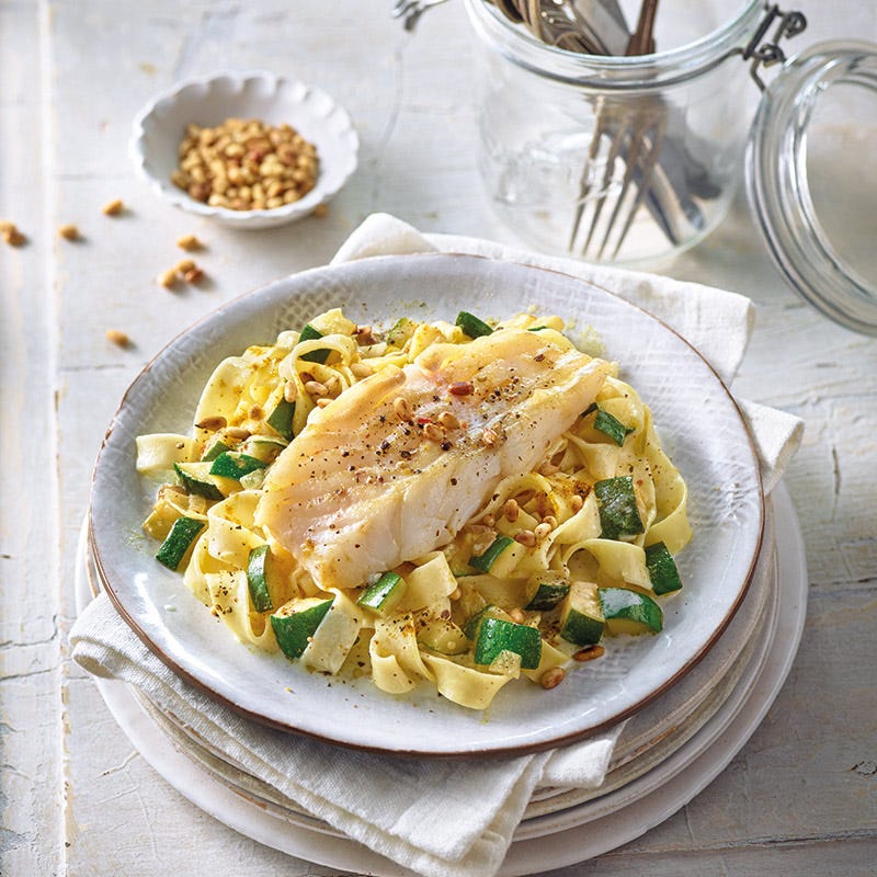 Kabeljau auf Curry-Zucchini-Pasta