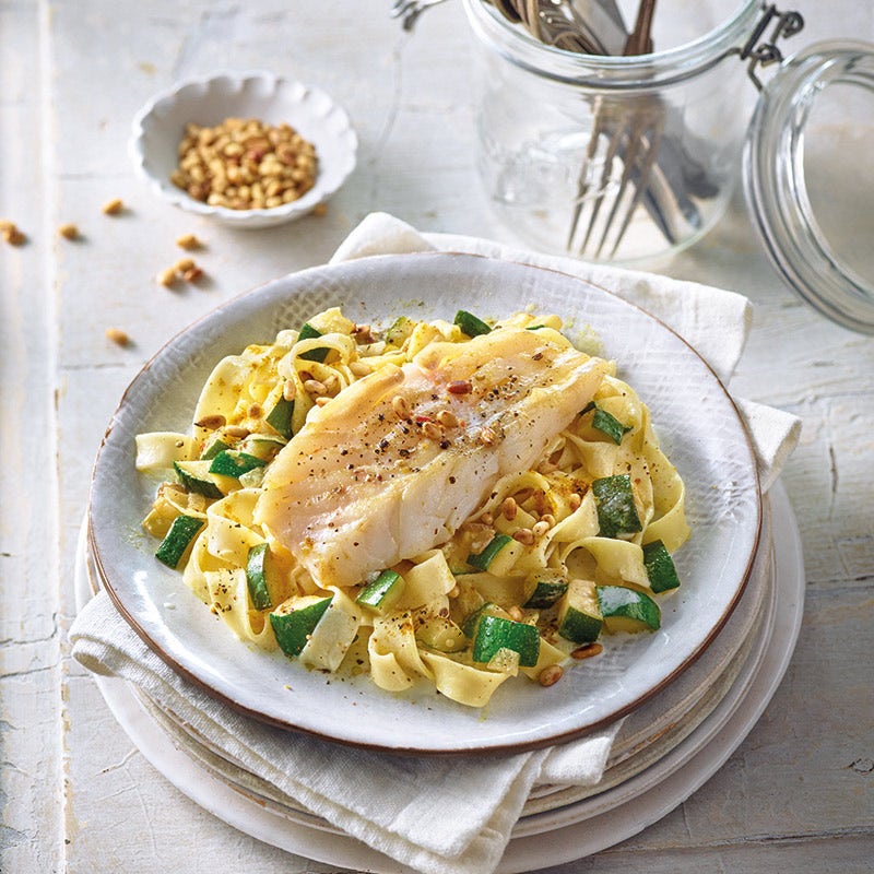 Kabeljau auf Curry-Zucchini-Pasta