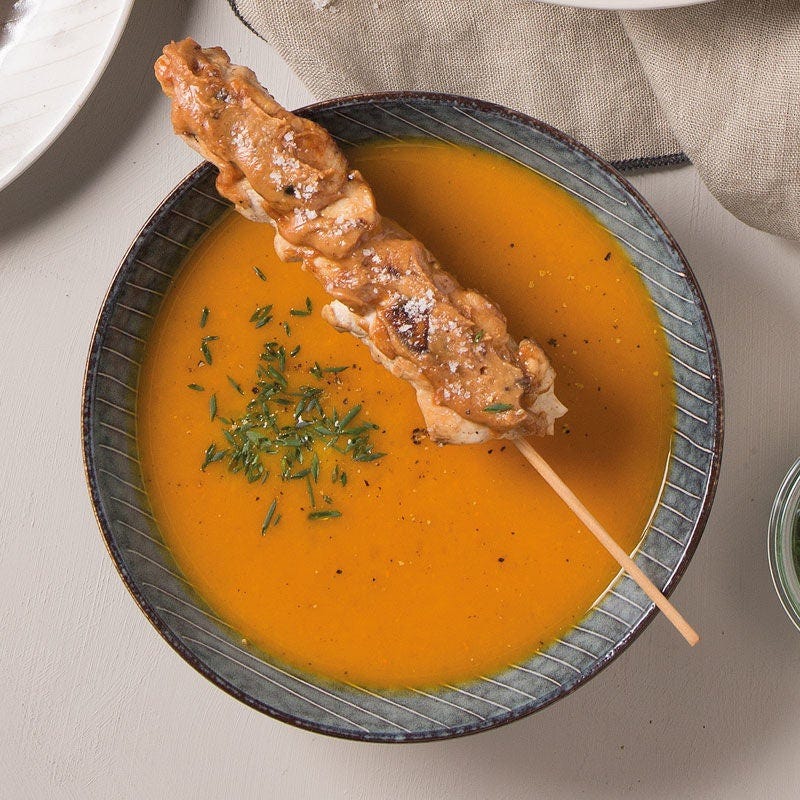 Kürbissuppe mit Hähnchen-Erdnuss-Spießen