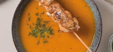 Kürbissuppe mit Poulet-Erdnuss-Spiessen