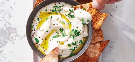 Chips de pita au blé complet et sauce à la feta