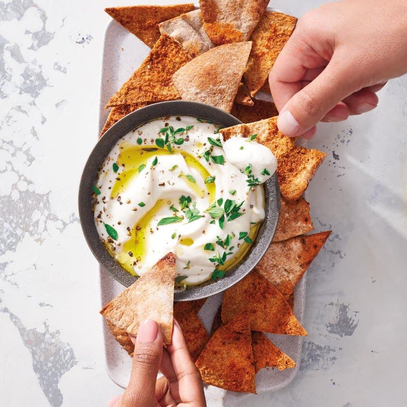 Chips de pita au blé complet et sauce à la feta