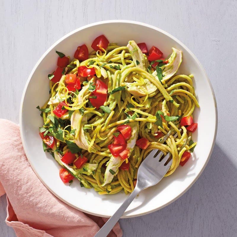 Spaghetti de lentilles au poulet et sauce à l'avocat