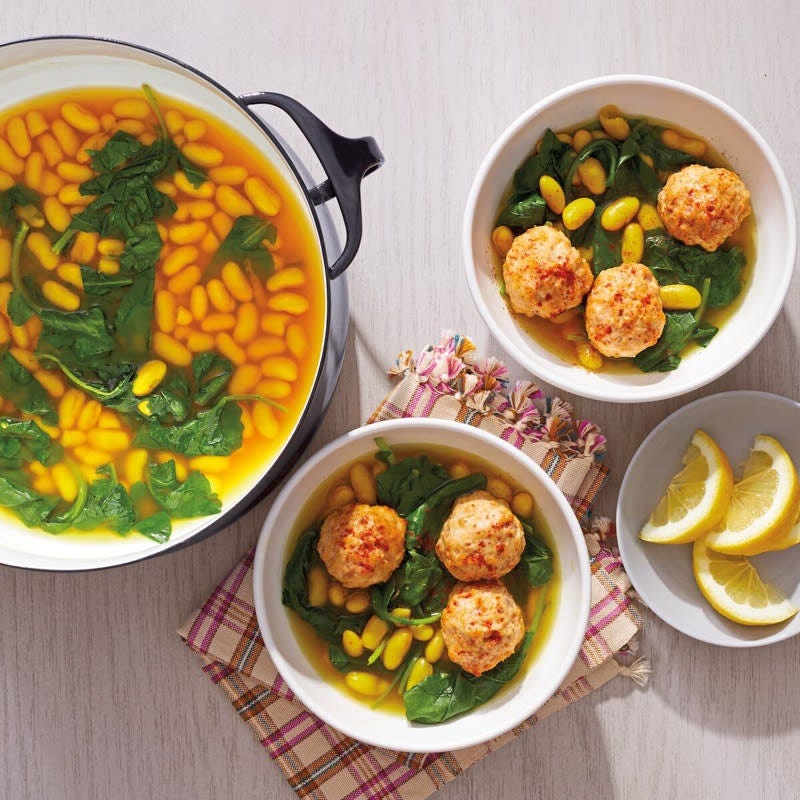 Bouillon aux boulettes de poulet et curcuma