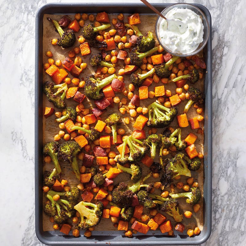 Patates douces, brocolis et pois chiches rôtis
