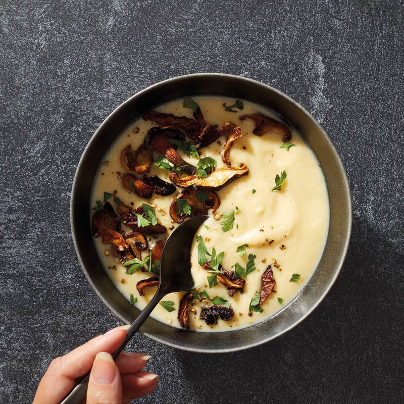 Velouté de choux-fleurs aux champignons croustillants