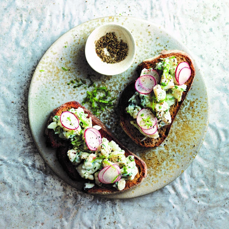 Foto van Geroosterd zuurdesembrood met garnalen en radijs door WW