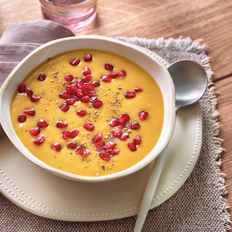 Linsencremesuppe mit Granatapfelkernen