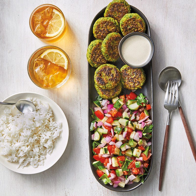 Falafel mit Tahinsauce, Reis und Salat