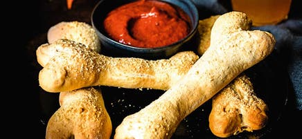 Brotknochen mit Tomatendip