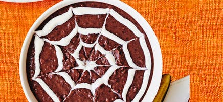 Dip de haricots en forme de toile d'araignée