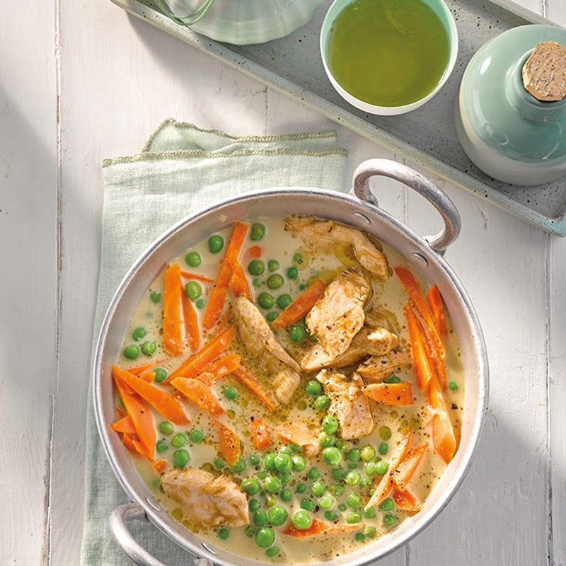 Grünes Hähnchencurry mit Erbsen und Karotten