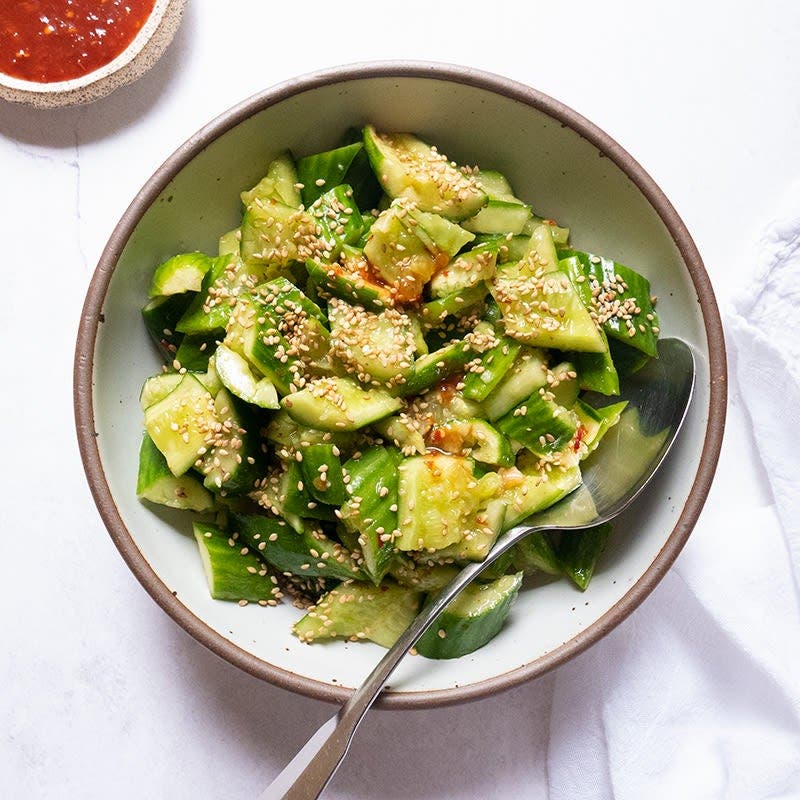 Scharfer Gurkensalat mit Sesam