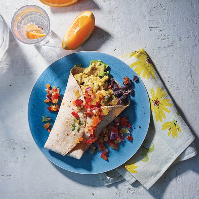 Rührei-Avocado-Burrito mit Bohnen