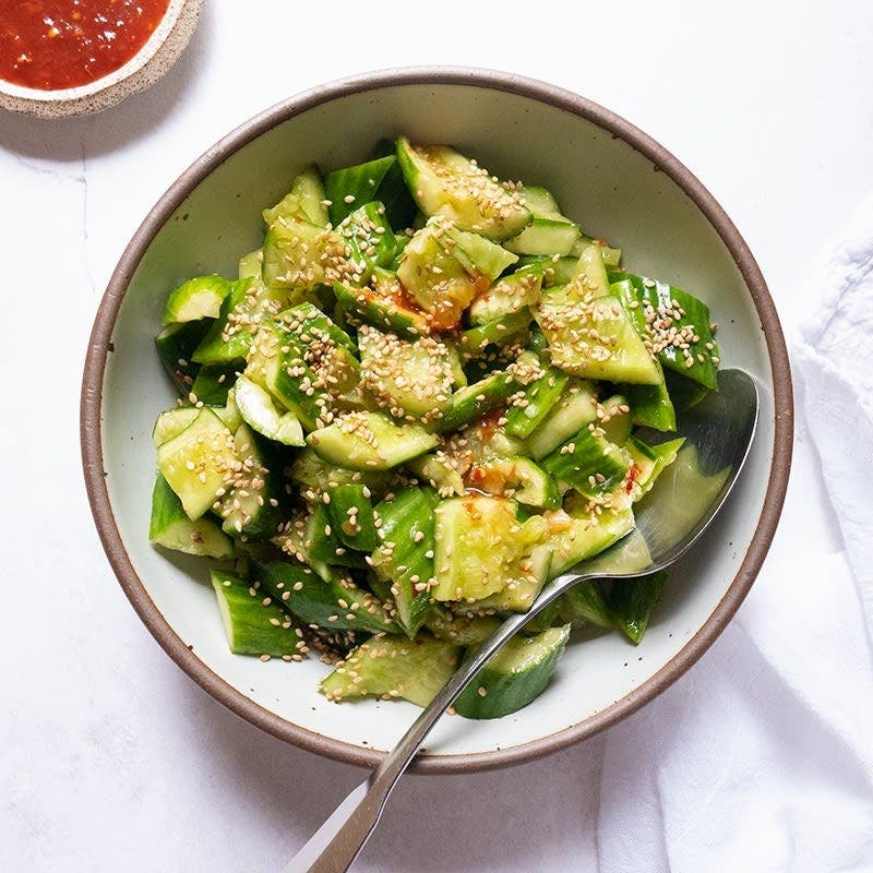 Scharfer Gurkensalat mit Sesam